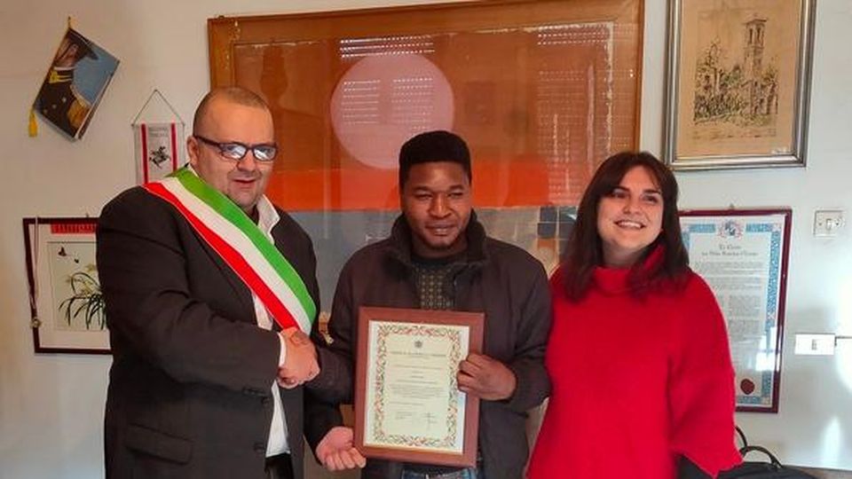 Villafranca: premiata la generosità di un giovane nigeriano Villafranca: premiata la generosità di un giovane nigeriano