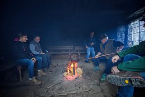 Una castagnata di fronte al fuoco