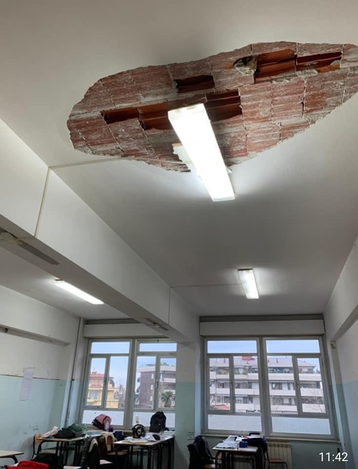 Crolla un soffitto in un Liceo di Massa. Per fortuna tutti illesi