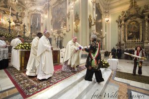 Il dono della cera da parte della sindaca di Pontremoli e dei rappresentanti dei comuni di Modena e di San Gimignano