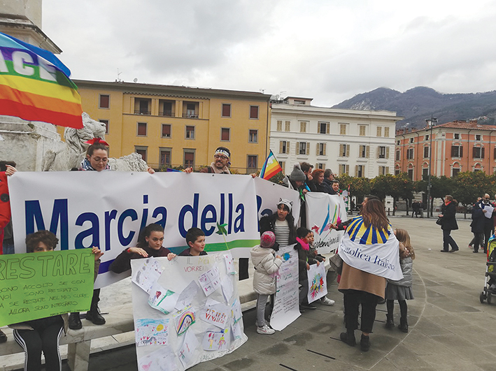 Piantiamo la Pace: tanti a Massa contro l’odio Piantiamo la Pace: tanti a Massa contro l’odio