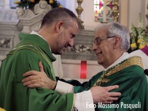 L’abbraccio di don Tommaso Forni con il vescovo Giovanni Santucci