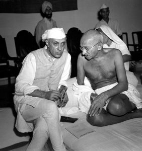 Gandhi con Rashtrapati Jawaharlal Nehru (che sarà Primo Ministro dell'India) a Bombay nel 1946