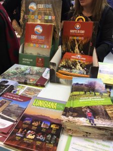 Guide e gadget turistici presenti nello stand della Lunigiana