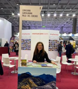 Lo stand della Lunigiana alla fiera di Milano con un'operatrice