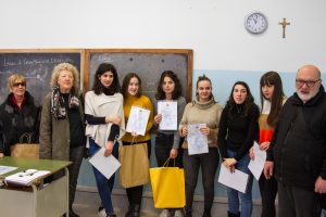 Foto di gruppo degli studenti del Classico di Aulla premiati
