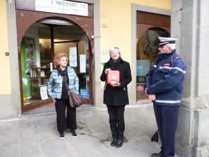 Il momento della consegna del defibrillatore dalle mani di Manierosa Cinquanta a quelle del sindaco Lucia Baracchini