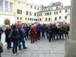 Il pubblico presente in piazza della Repubblica durante la consegna del defibrillatore