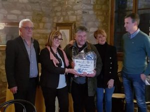 La premiazione di Mirko Gagliano (al centro) per aver conseguito il primo premio nella Disfida del Testarolo di “Vetrina Toscana”