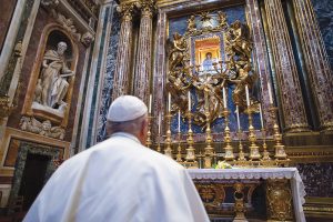 Il Santo Padre prega nella Basilica di Santa Maria Maggiore a Roma