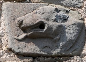 Il profilo del lupo, simbolo dei Lueti, scolpito su una pietra sulla facciata