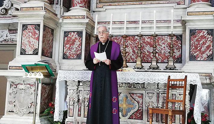La preghiera del vescovo Giovanni al SS. Crocifisso in Cattedrale