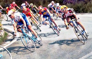 Giro 1999, il gruppo affronta la Cisa in discesa (si riconosce, tra gli altri, all’estrema sinistra lo svizzero Alex Zulle).