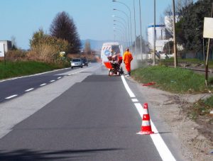 Immagine d'archivio degli operai della Provincia impegnati nei lavori sulle strade