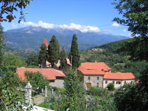 Una vista panoramica di Torrano Chiesa