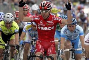 L'arrivo vincente di Damiano Cunego in piazza Italia a Pontremoli nel Giro del 2004