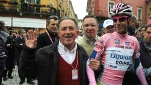 Giro 2010. La maglia rosa Vincenzo Nibali alla partenza della tappa Carrara-Montalcino