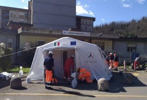 L'installazione della tenda pretriage di fronte all'ospedale di Pontremoli