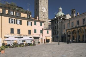 Una deserta piazza della Repubblica la mattina di Pasqua 