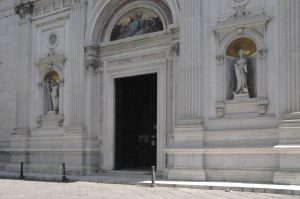 Anche il Duomo, che solitamente ospita i fedele per la Santa Messa Pasqua, era deserto