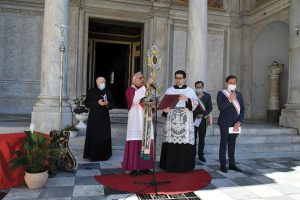 Il Vescovo Giovanni a Massa davanti all'ingresso della Cattedrale