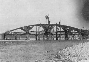 La centina per la realizzazione di una delle cinque arcate del ponte.