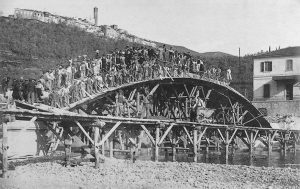 Operai in posa su una delle cinque arcate del ponte appena gettata.