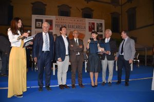 Nella foto la premiazione del Bancarella 2019. Il presidente Gianni Tarantola è alla sinistra della vincitrice dell'edizione, Alessia Gazzola, con in mano la statuetta del San Giovannino di Dio, simbolo della vittoria del Bancarella