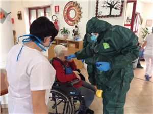 L'immagine di operatori sanitari che effettuano tamponi nelle case di riposo