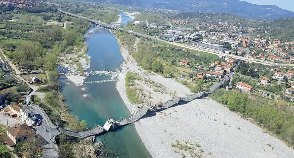 Un immagine dall'alto dell'area del ponte crollato