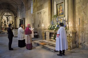 Il Vescovo Giovanni in preghiera nel Duomo di Sant’Andrea in Carrara.