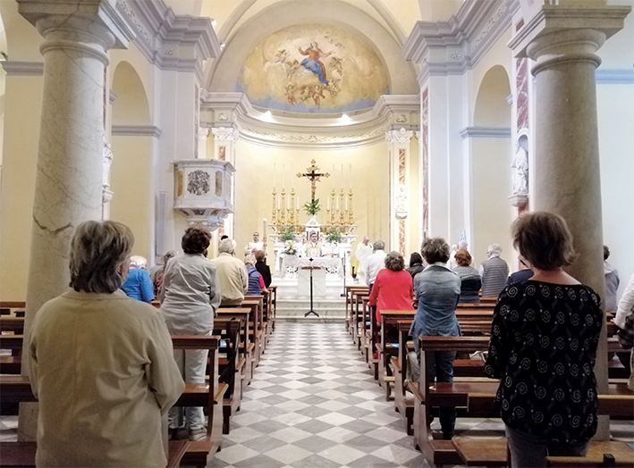 Di nuovo in chiesa tra commozione e gioia Di nuovo in chiesa tra commozione e gioia