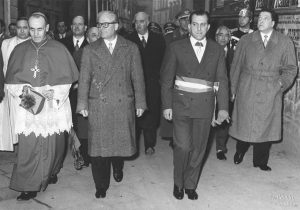 Il presidente della Repubblica Gronchi a Pontremoli tra il sindaco Serni e il vescovo Fenocchio