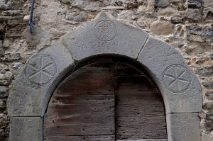 Un portale a Borgo di Castevoli