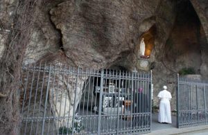 22papa_francesco_grotta_lourdes_madonna_lapresse_2020-755x491