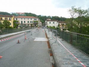 La carreggiata stradale e il marciapiede del ponte Zambeccari.