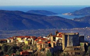 Un suggestivo panorama sulla Val di Magra con in primo piano il castello di Fosdinovo.