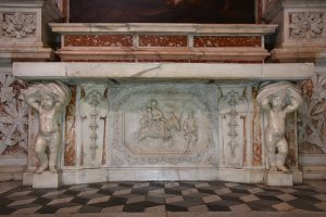 L'altare della Cappella di San Giuseppe nel Duomo di Pontremoli