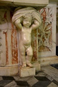 Uno dei due putti cariatide che sostengono la mensa dell'altare