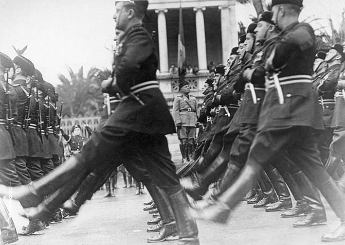 L’Italia entra in guerra: il delirio collettivo del 10 giugno 1940 L’Italia entra in guerra: il delirio collettivo del 10 giugno 1940