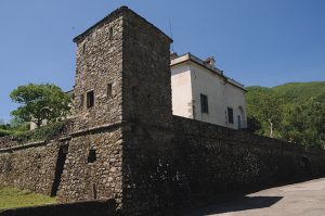Il Palazzo di Gavedo, residenza dei Brignole Sale: le mura che circondano la villa