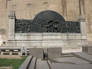 L'ara centrale ricollocata nei pressi della Pilotta: è quando resta del grande monumento a Versi