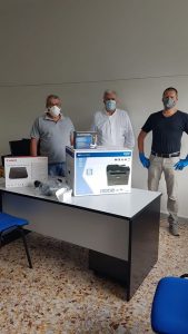 Il momento della consegna dell'attrezzatura all'ospedale di Pontremoli