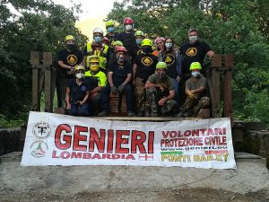 La squadra di Varese che ha installato il ponte Bailey a Casalina