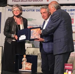 il sindaco Lucia Baracchini e il professor Giuseppe Benelli consegnano a Beppe Conti il premio Bruno Raschi