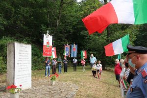 Un momento di raccoglimento di fronte al monumento in ricordo di Facio