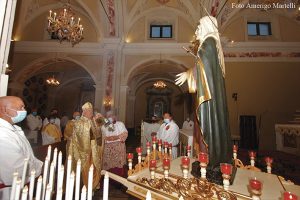 Mons. Giuseppe Mani di fronte all’immagine della Madonna Addolorata