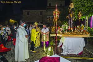 L’accensione del cero durante il Pontificale in piazza Castello