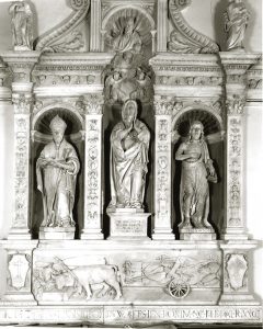 La pala marmorea che raffigura la Vergine Assunta con i santi Terenzo (a sn) e Giovanni Battista (a dx), importante opera di Domenico Gare (1525)