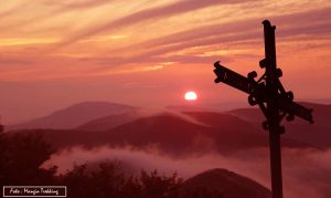 L'Alba e la Croce di ferro sul Monte Gottaro